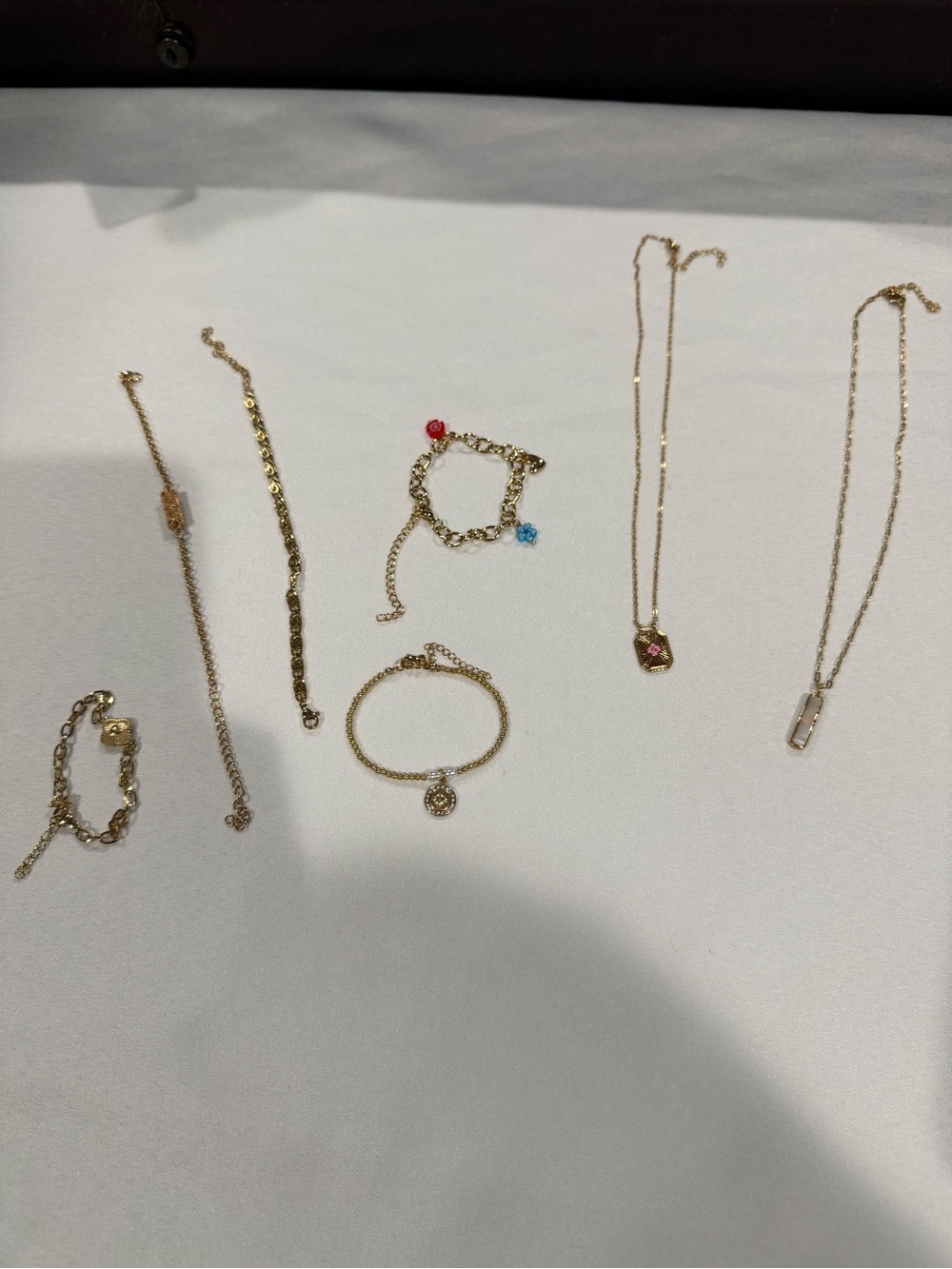 Costume jewelry. Gold.